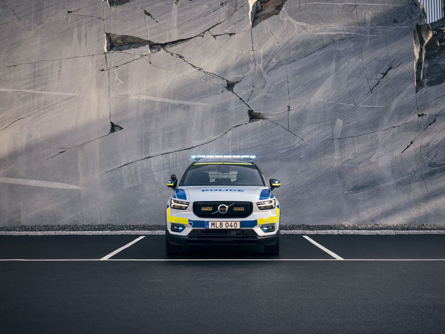 111616337358.jpg TIM00856_XC40_FRONT_POLICE-Large.jpg